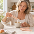 vrouw-drink-koffie-met-collageen-sticks