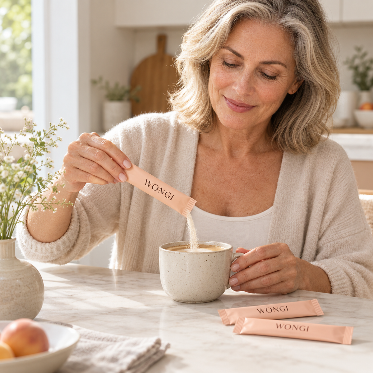 vrouw-drink-koffie-met-collageen-sticks