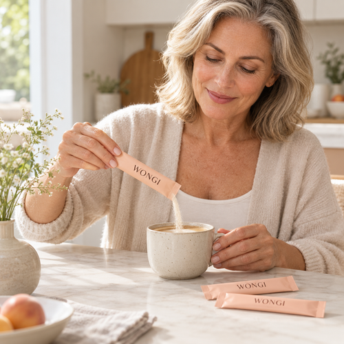 vrouw-drink-koffie-met-collageen-sticks